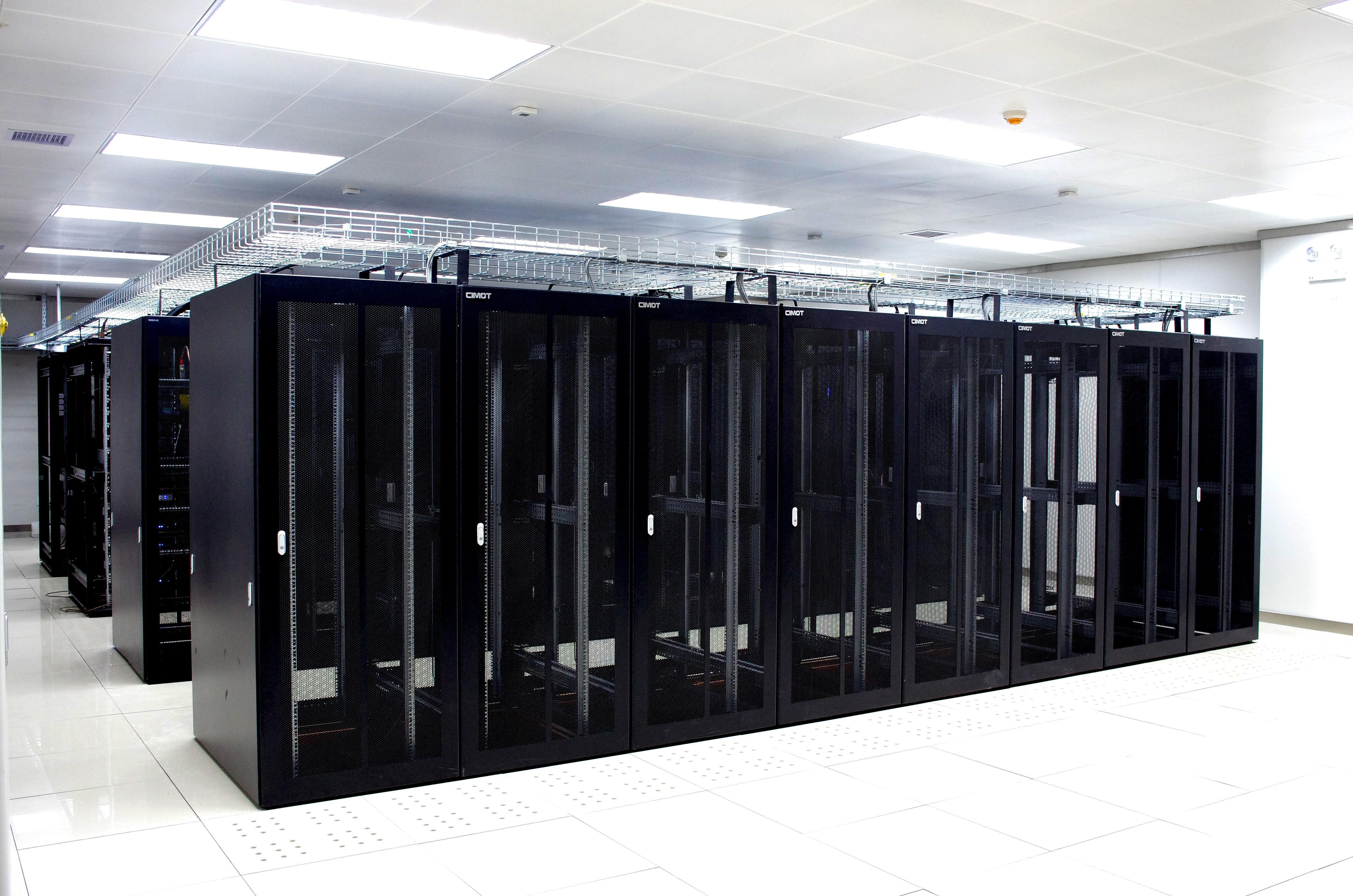 機(jī)房應(yīng)配置哪些消防器材和消防系統(tǒng)？