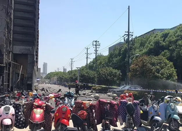 消防隊員進行滅火